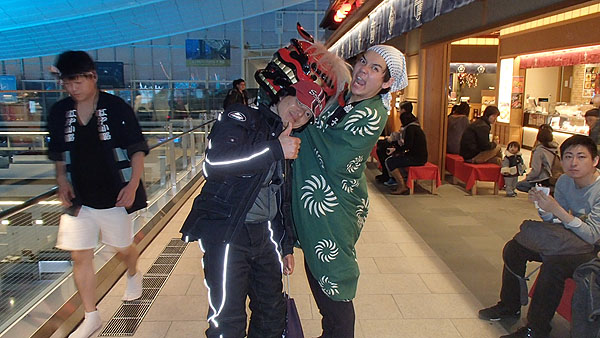 獅子舞に噛まれるＯＫＡＢＥさん